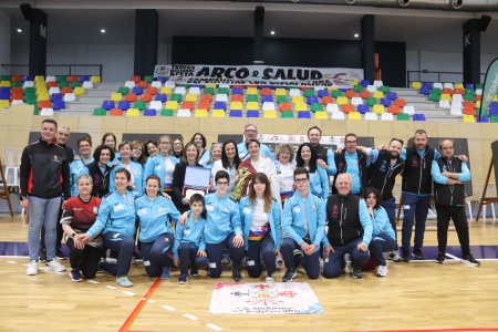 El Club de Arqueros de Manzanares y las autoridades junto a la medallista