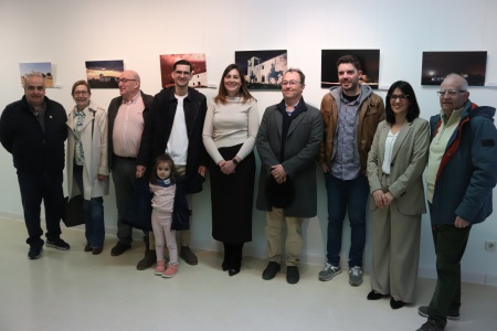 Isabel Díaz Benito y Paqui de la Cruz junto a miembros de la AC Venta de Borondo y de El Zaque