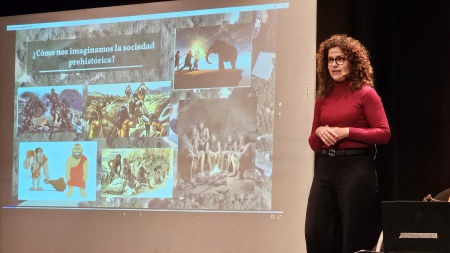 Marina Lozano durante su conferencia a estudiantes en la Casa de Cultura