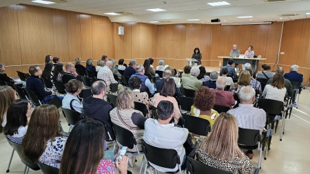 Presentación del libro de África Crespo en la biblioteca municipal