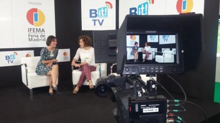 Beatriz Labián junto a Beatriz Sicilia, ingeniera de Telecomunicaciones, en un set del BIT Broadcast