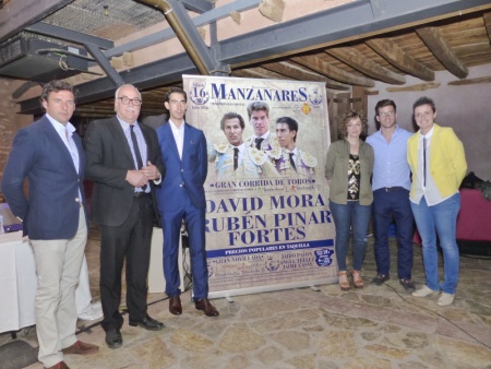 Manuel Amador, Julián Nieva, Jiménez Fortes, Beatriz Labián, Rubén Pinar y Esther Nieto-Márquez, en la presentación del cartel de toros 2016. Foto: José A. Romero