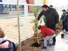 El concejal de Educación participa con los menores en la plantación