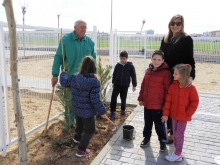 La concejala de Medio Ambiente ha explicado a los menores el proceso de plantación