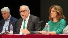 Julián Nieva durante la presentación de la charla de Rocío Ramos-Paúl