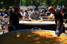 Se han servido 1200 raciones gratuitas de paella