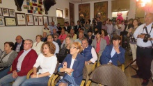 Asistentes a la presentación de los carteles