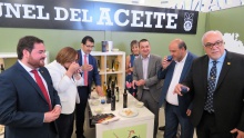 Las autoridades visitan el túnel del aceite en la jornada inaugural de Fercam