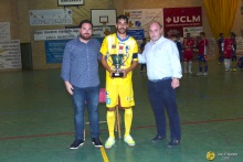 Pablo Camacho entregó el trofeo Jesús del Perdón al capitán del Peñíscola