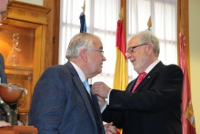 González Rivas recibió de Manuel Labián la insignia de Tertulia XV