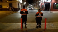 Voluntarios de Protección Civil a la entrada de los Paseos del Río