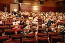 El alcalde, entre los asistentes al concierto junto a los concejales Candi Sevilla y Prado Zúñiga