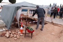 Sergio Sánchez-Migallón Valle deposita una rosa en la fosa donde ha estado su tío Juan Valle