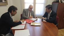 Benítez y Nieva firman el convenio en presencia de Palacios