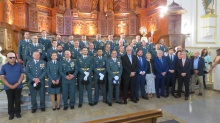 Representantes de la corporación municipal de Manzanares junto a efectivos de la Guardia Civil de Manzanares en la iglesia de la Asunción