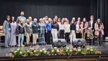 Foto conjunta de los participantes con las autoridades y organizadores