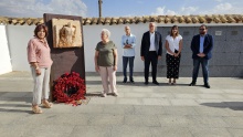 Familiares de víctimas depositaron una corona junto a la escultura