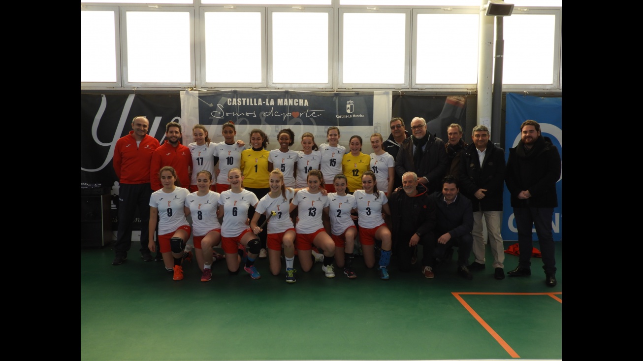 El equipo femenino junto a las autoridades durante el homenaje