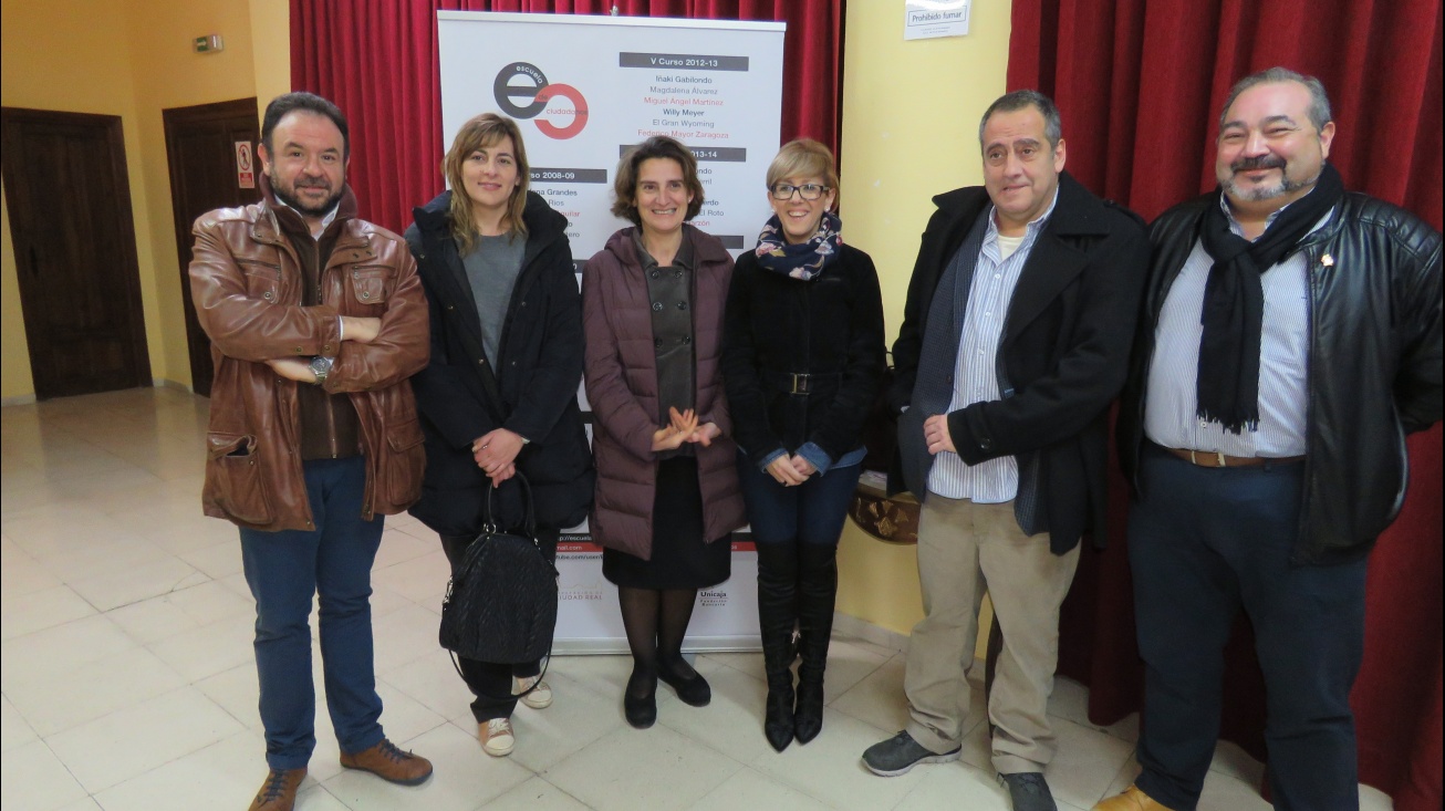 Teresa Ribera y Javier Sampedro junto a concejalas y concejales del equipo de gobierno de Manzanares