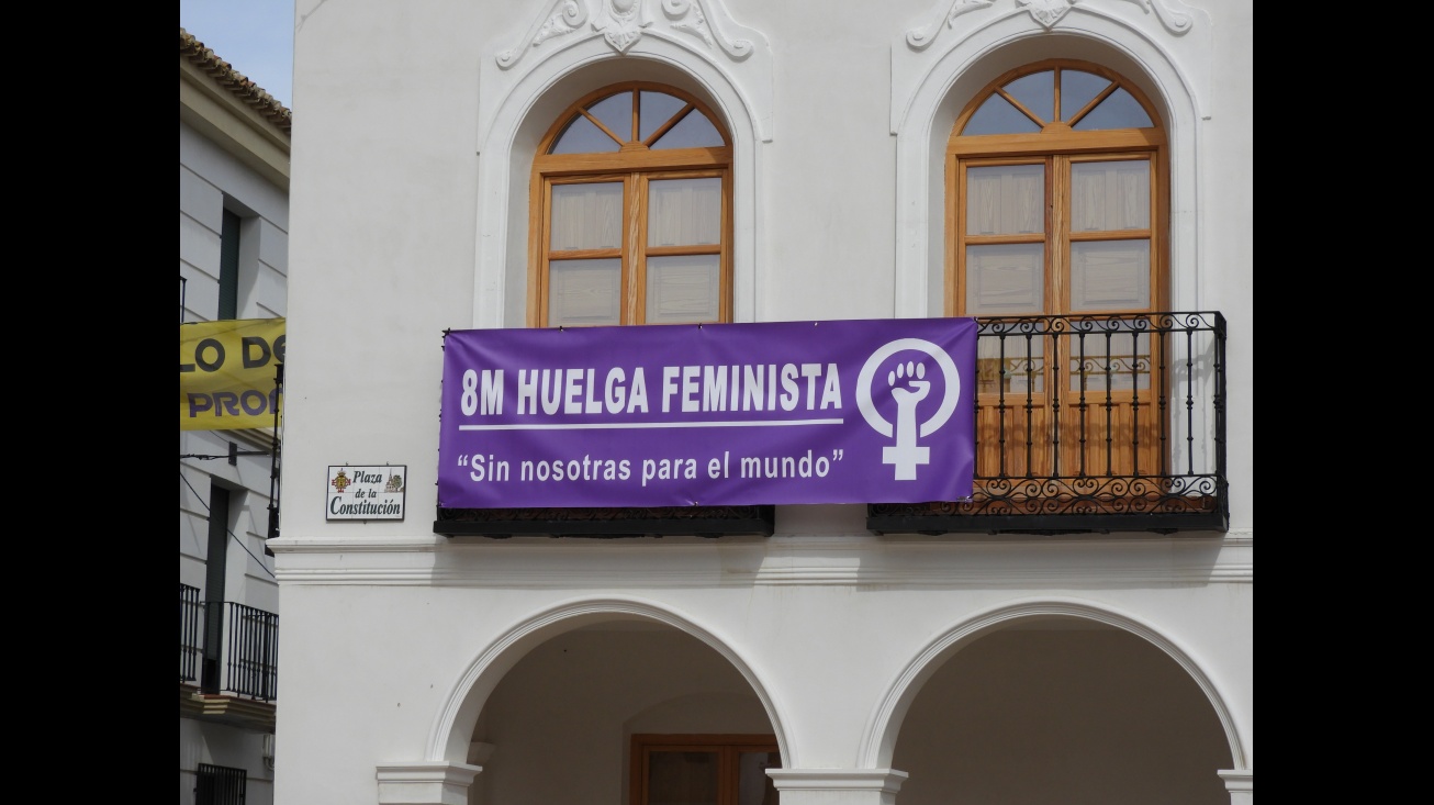 Imagen de la pancarta instalada en el centro de Manzanares