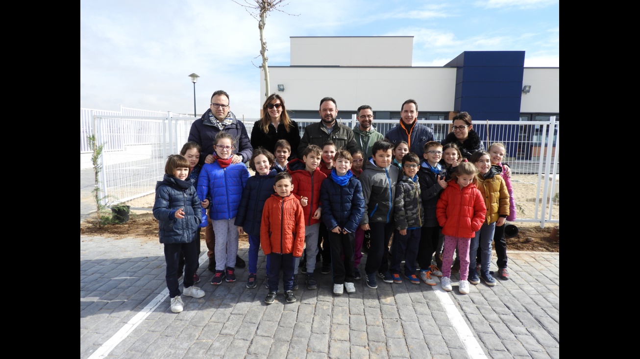 El alumnado del colegio Divina Pastora planta un cerramiento vegetal para la zona infantil