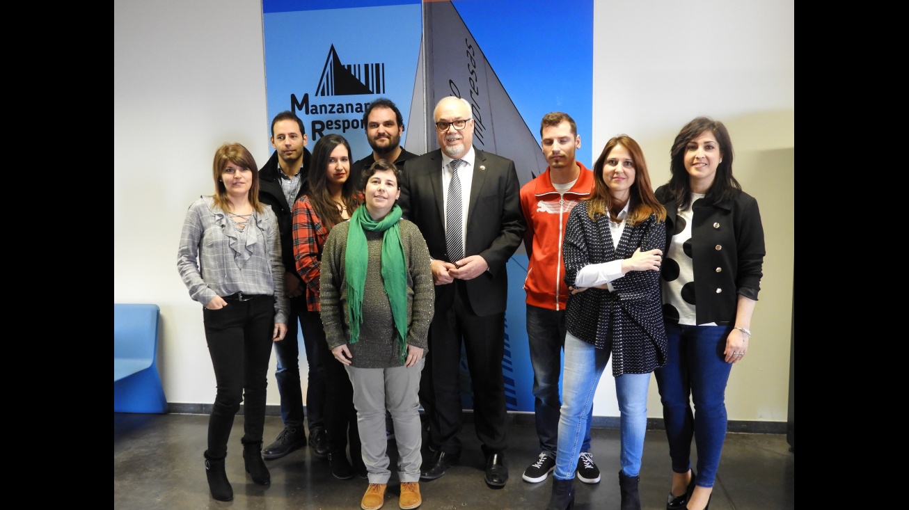 El primer edil y la concejal de Promoción Económica junto a participantes de la Lanzadera