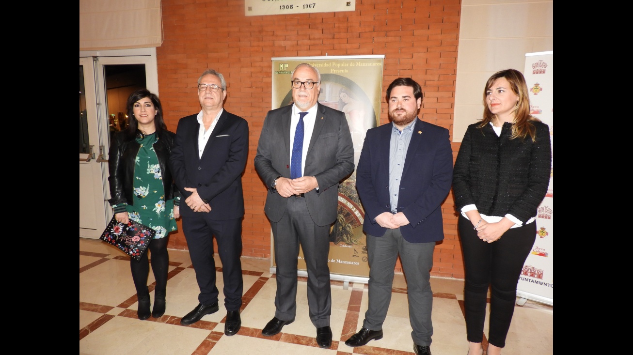 Representantes del Equipo de Gobierno y la UP antes del estreno de la obra