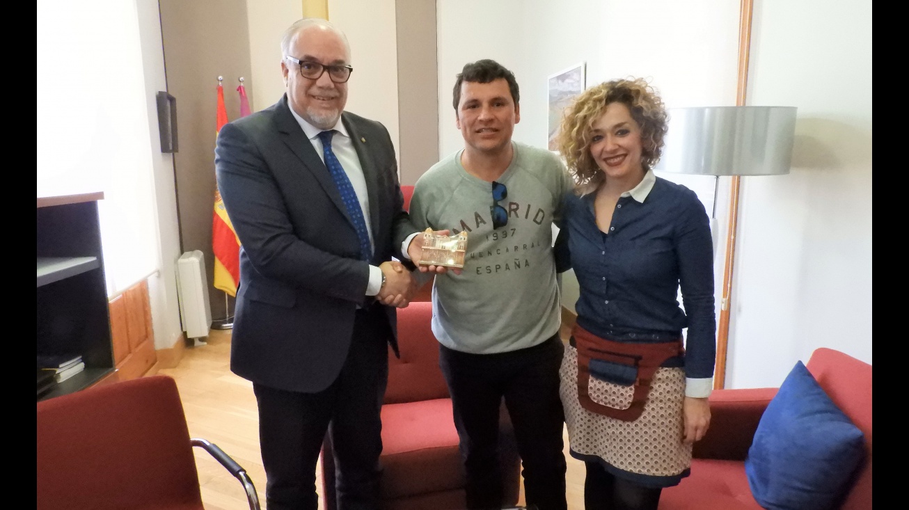 Entrega del detalle al Ayuntamiento de Manzanares