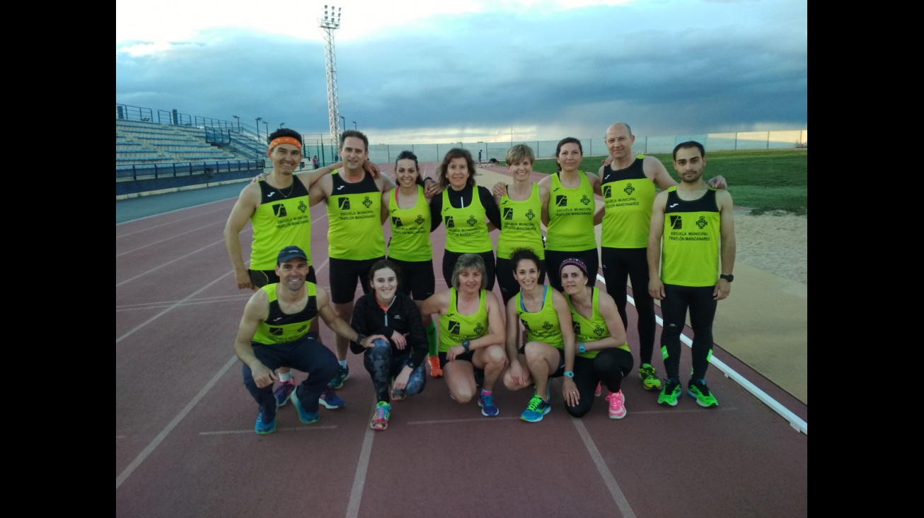 Los atletas equipados con las camisetas entregadas por el Ayuntamiento