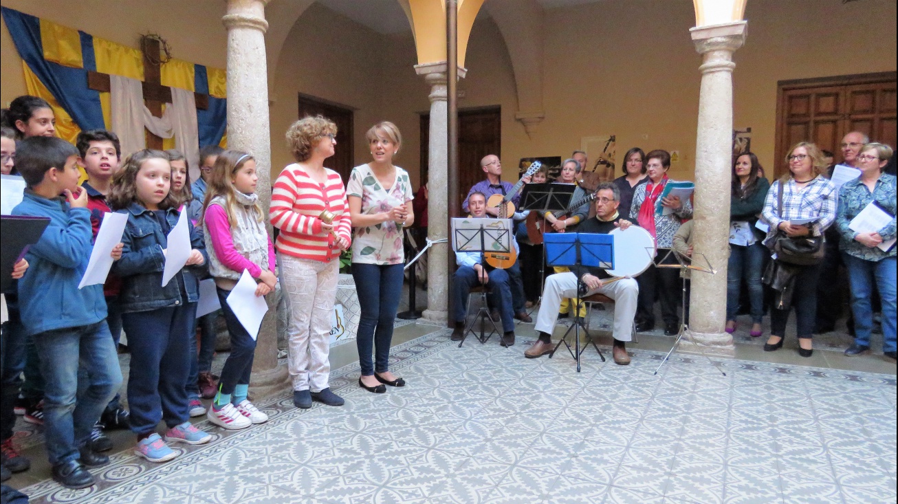 Inauguración de las rondas a las cruces de mayo a cargo de la concejala de Cutlura