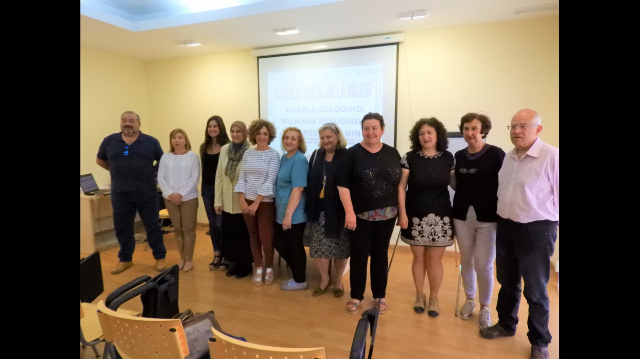 Representantes de la Comisión Permanente del Consejo Local de la Mujer en la charla