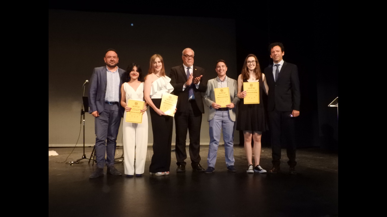 Julián Nieva entrega las matrículas de honor