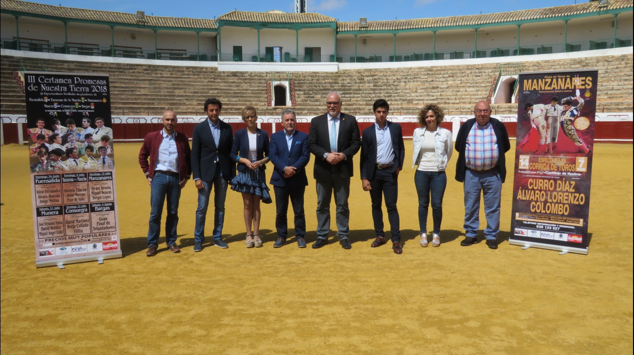 El alcalde y las concejalas Beatriz Labián y Silvia Cebrián, junto a Colombo, el ganadero Gómez de Morales, Manuel Amador, Óscar Aranda y el presidente de la plaza, Manuel Díaz-Merino