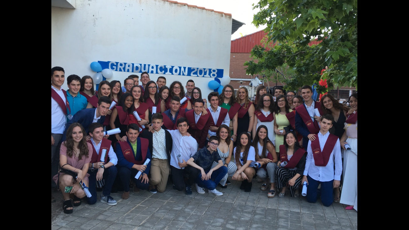 Alumnado del IES Azuer durante la graduación