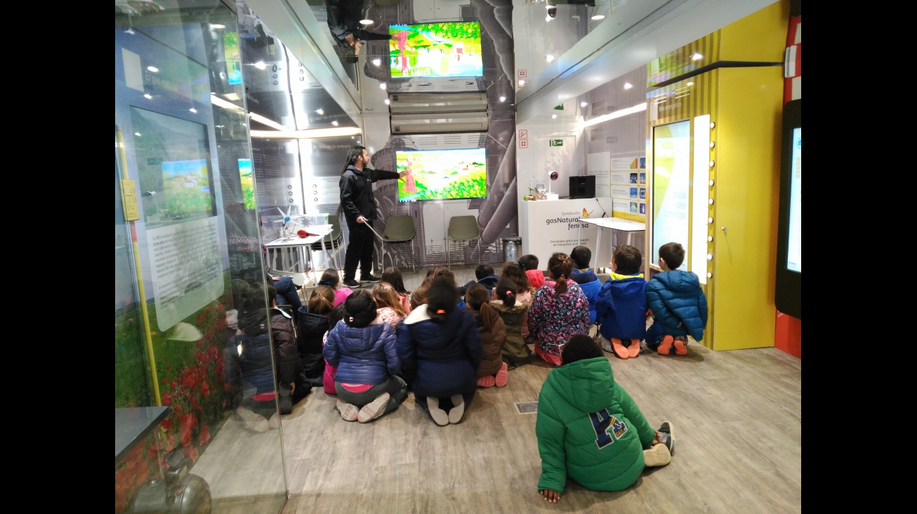 Interior del Energytruck con actividades para escolares