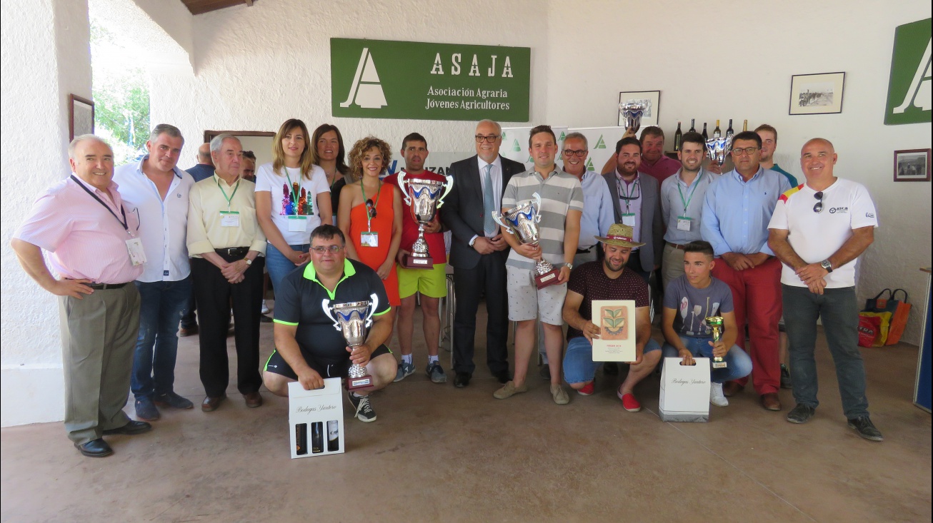 Ganadores del concurso de habilidad con tractor y autoridades