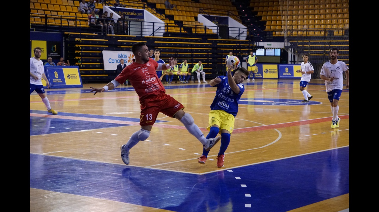 Salida de Dani Juárez ante un jugador del Gran Canaria