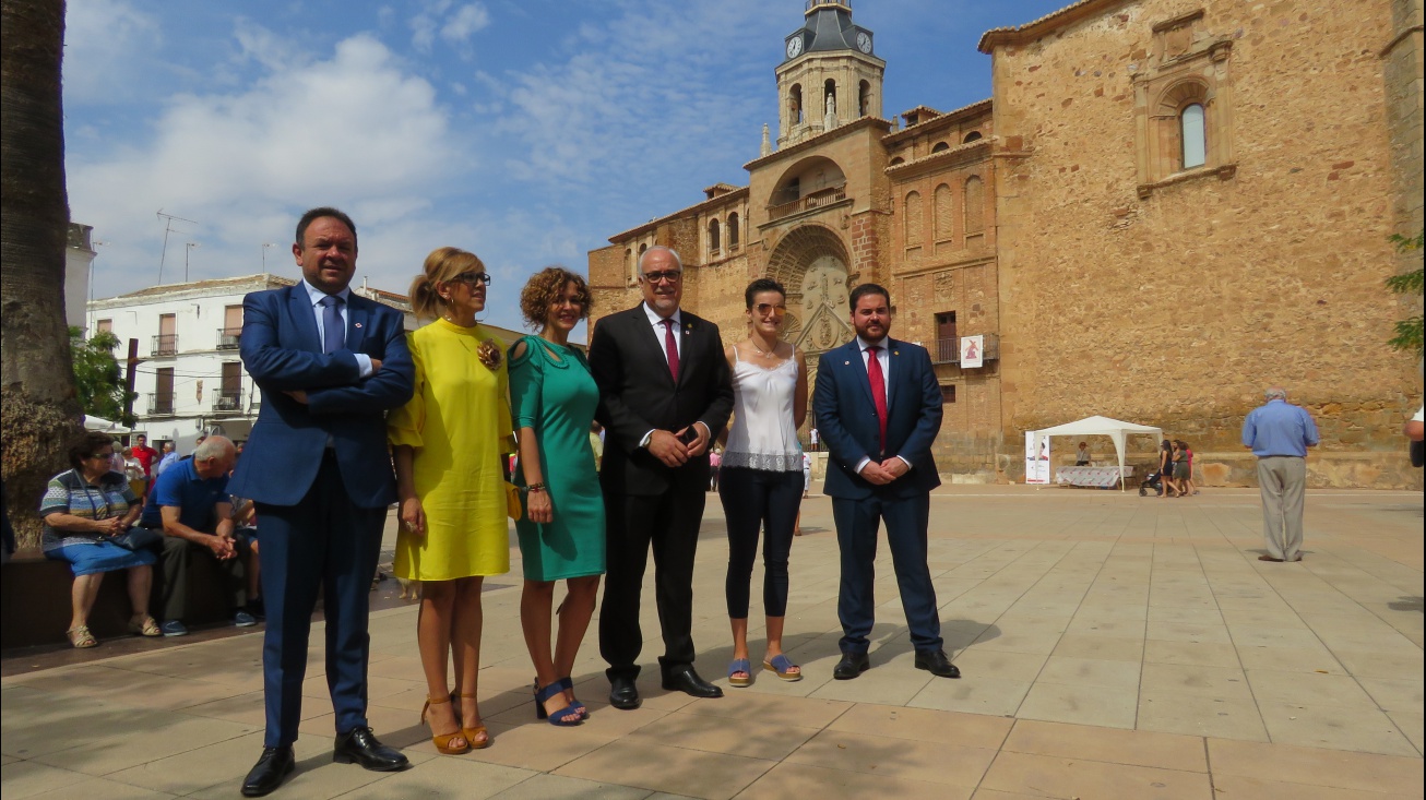 Nieva y miembros de su Gobierno en la plaza de la Constitución en el día del patrón