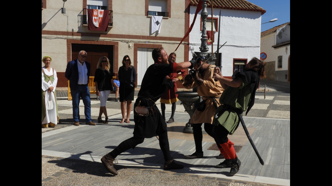 Momento de un teatro callejero en el Campamento Medieval