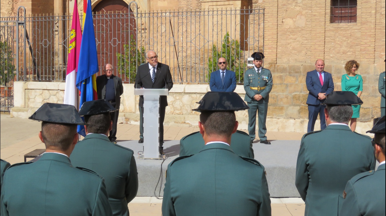 Discurso del alcalde ante la Guardia Civil en la plaza de la Constitución