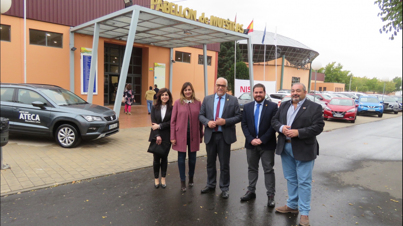 El alcalde y miembros del gobierno municipal en la entrada del Salón del Automóvil