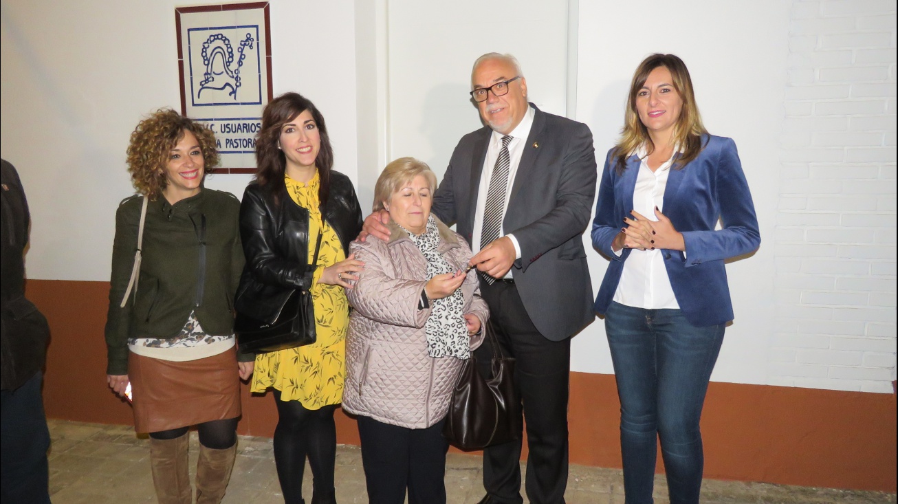 Momento de la entrega de llaves de la nueva sede a la presidenta de la AAVV Divina Pastora