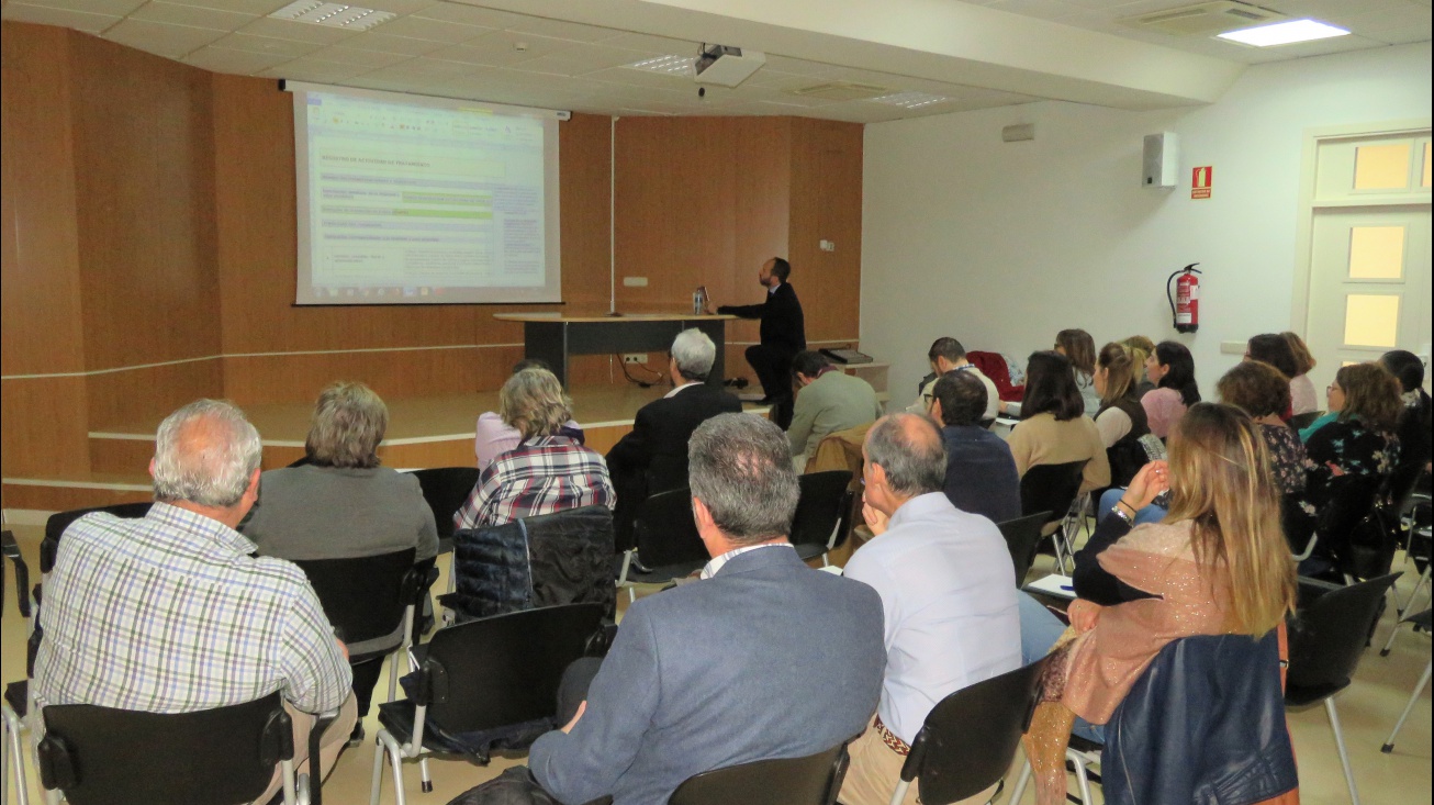 Personal municipal durante el curso sobre protección de datos