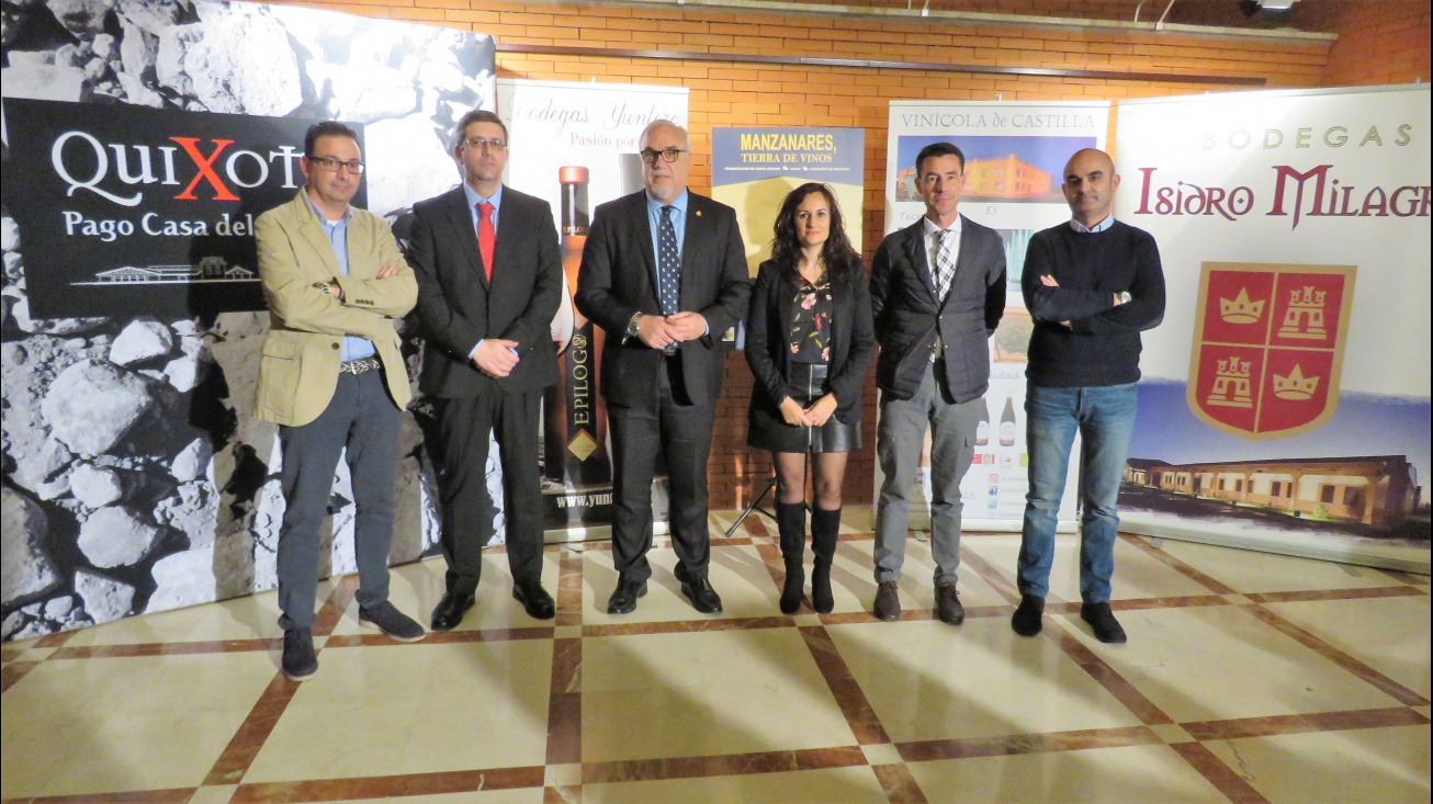 Zúñiga y Nieva junto a los representantes de las bodegas de Manzanares