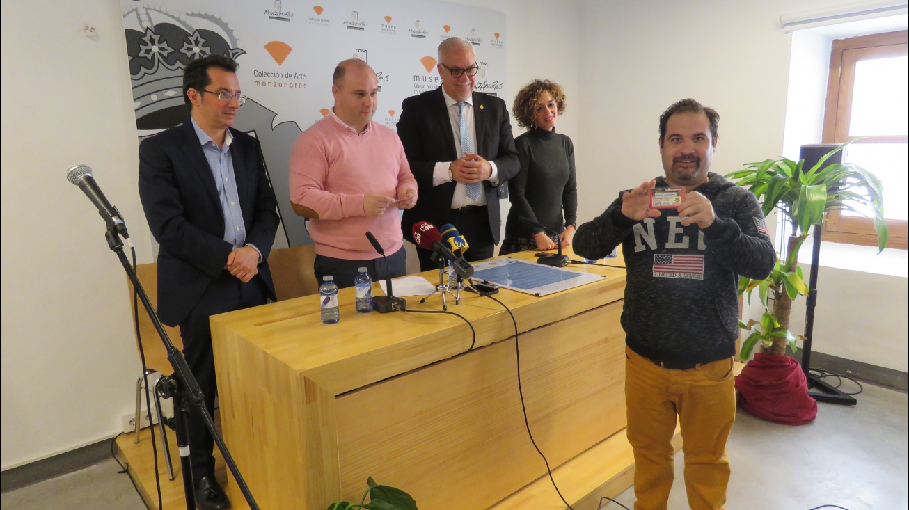 Entrega de carnets del Manzanares FS a usuarios del Centro Ocupacional