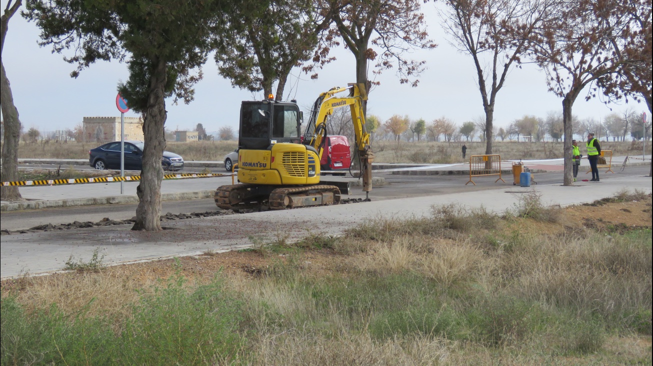 Trabajos de apertura de zanjas en la calle Clavel