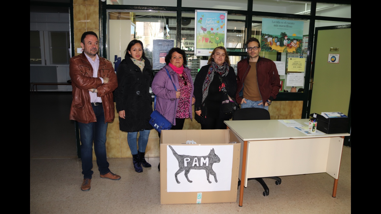 El concejal de Educación y Sanidad junto a voluntarias de la Plataforma y al director del colegio Tierno Galván