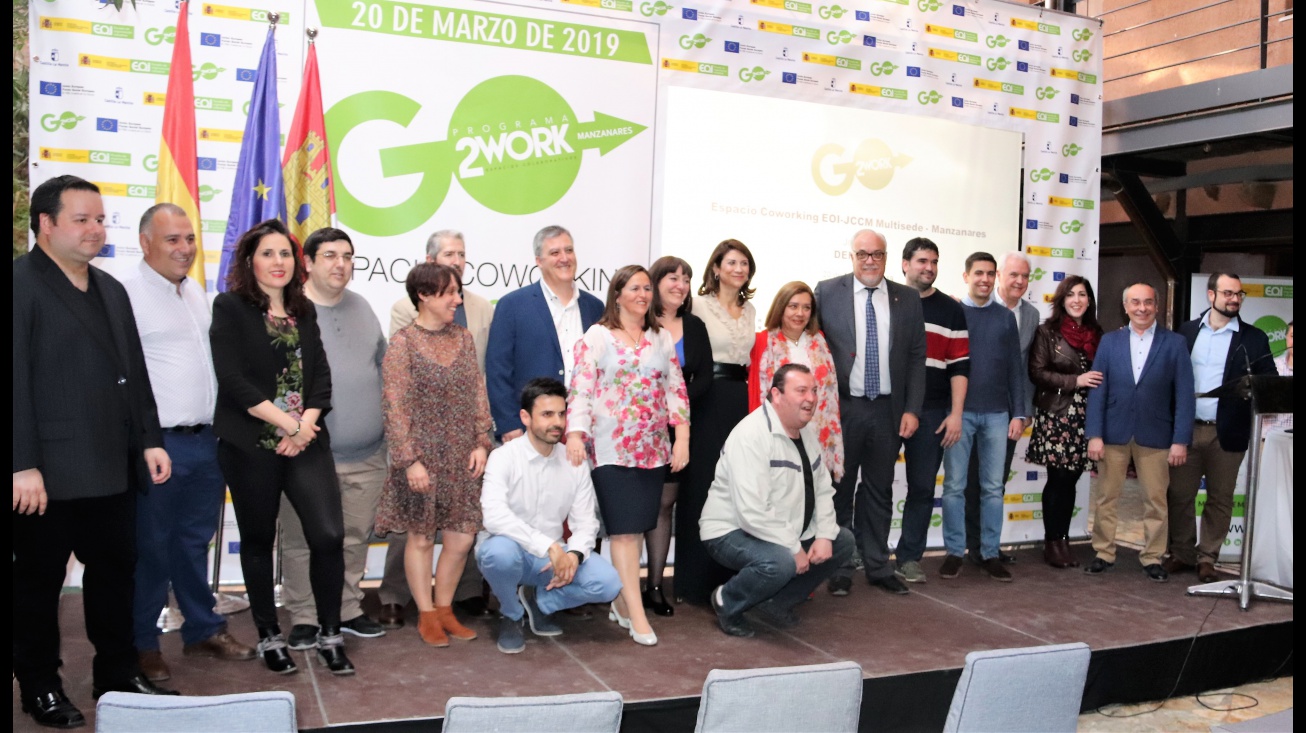 Autoridades junto a los emprendedores del coworking Manzanares