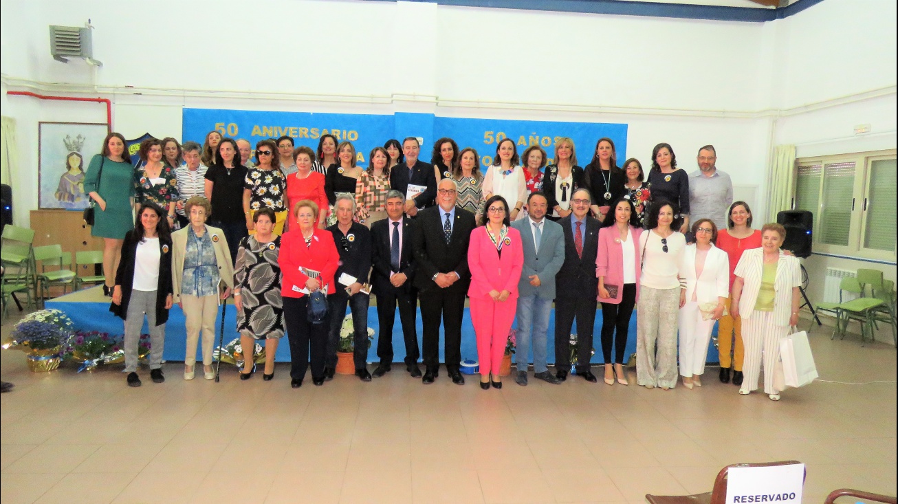 Profesorado de Altagracia junto a las autoridades