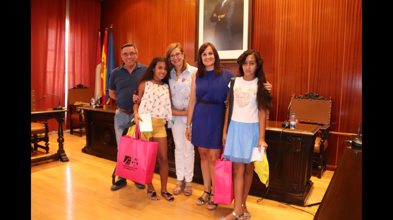 Lalti y Anna junto al representante de Hausa y a Quintanilla y Zúñiga